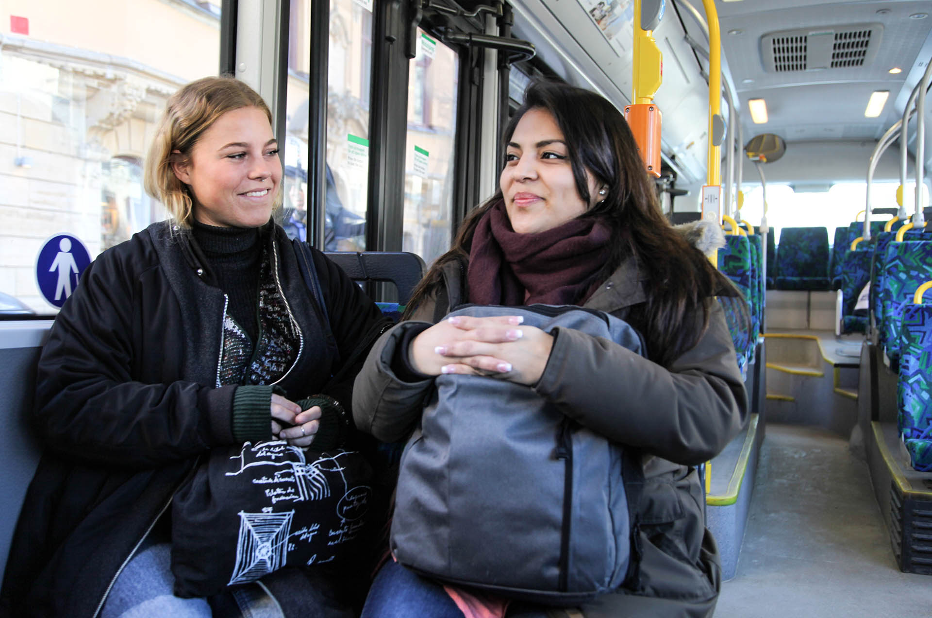 Två kvinnor på bussen.