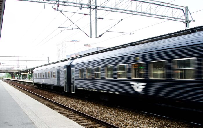 Tåg som åker genom en station.