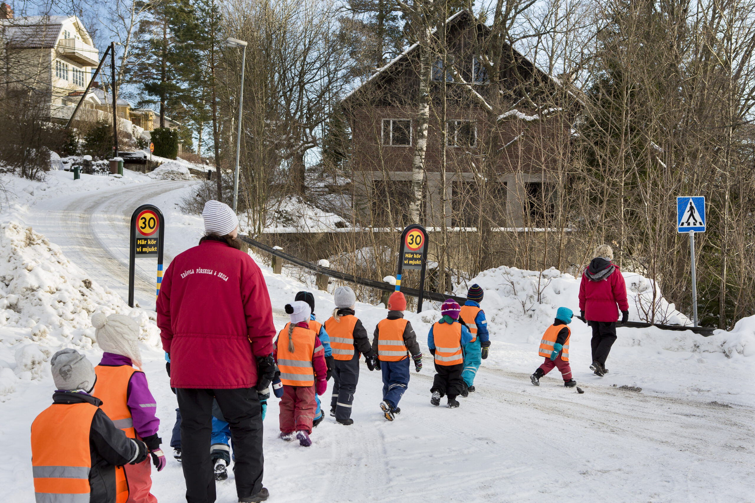 Förskoleklass på promenad.